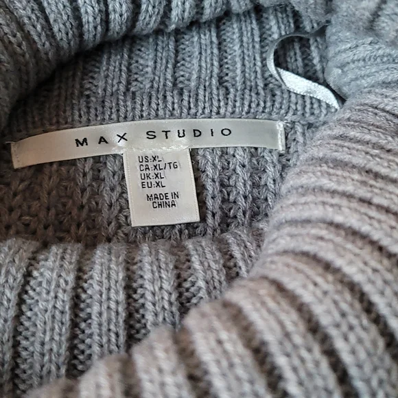 Ribbed Turtleneck Sweater - Picture 3 of 8